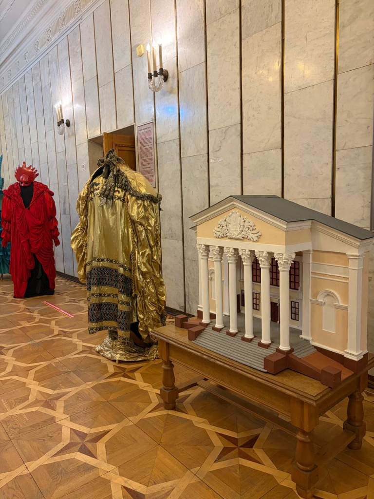 Воскресный вечер в театре