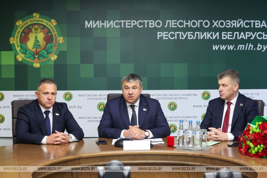 "Отрасль непростая". Шулейко представил нового руководителя коллективу Министерства лесного хозяйства