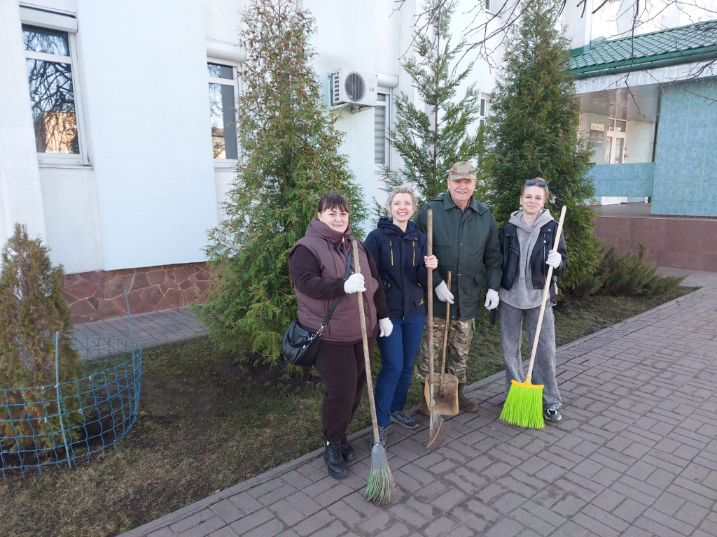 С заботой о городе: коллектив Гомельлеспроекта на областном субботнике