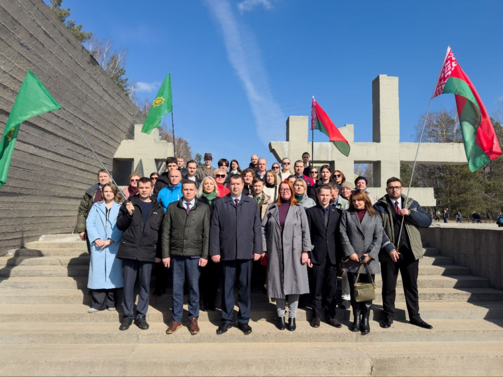 Знать и помнить. Делегация лесной отрасли возложила цветы к мемориальному комплексу "Хатынь"