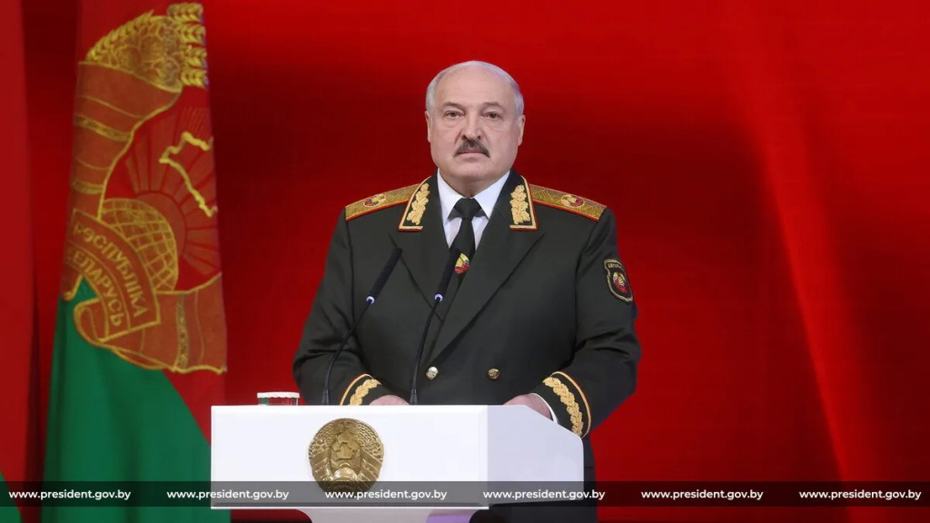 Президент Беларуси Александр Лукашенко поздравил соотечественников, ветеранов и военнослужащих с Днем защитников Отечества и Вооруженных Сил