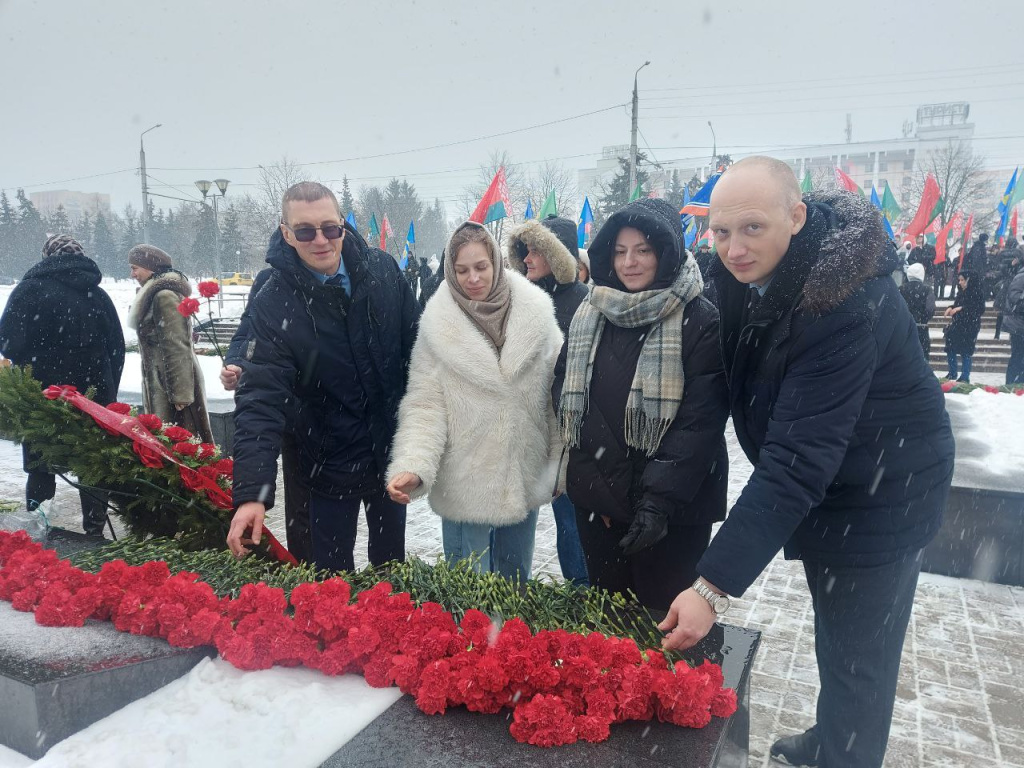 Помним героев